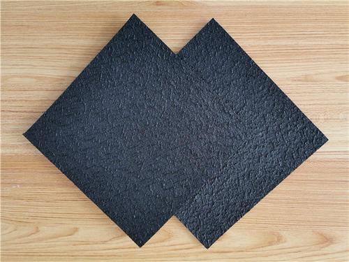 HDPE双糙面土工膜与复合土工膜的对比与应用